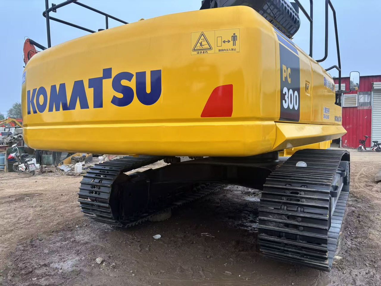 2022 Komatsu PC300-7 crawler excavator rear view 2022 Komatsu PC300-7 crawler excavator rear view