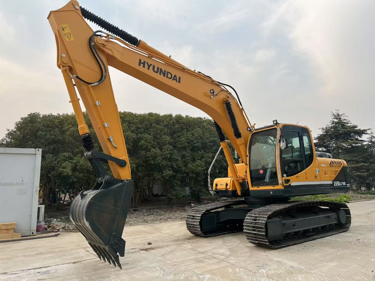 2024 Hyundai R220LC-9S crawler excavator, side profile view