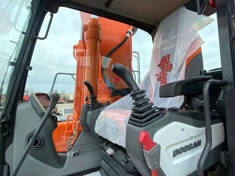 2017 Doosan DX225LC crawler excavator interior view 2017 Doosan DX225LC crawler excavator interior view