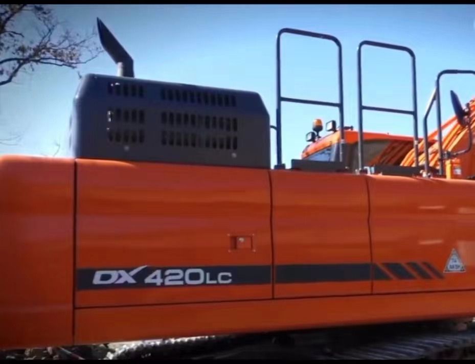 2020 Doosan DX420LC crawler excavator side profile view 2020 Doosan DX420LC crawler excavator side profile view