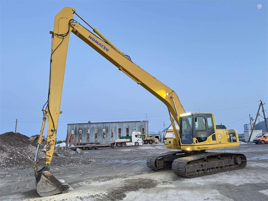 2013 Komatsu PC210LC-8 crawler excavator side view 2013 Komatsu PC210LC-8 crawler excavator side view