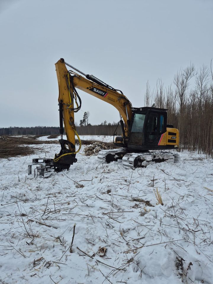 2023 Sany SY135C crawler excavator with tree cutting head, side view 2023 Sany SY135C crawler excavator with tree cutting head, side view