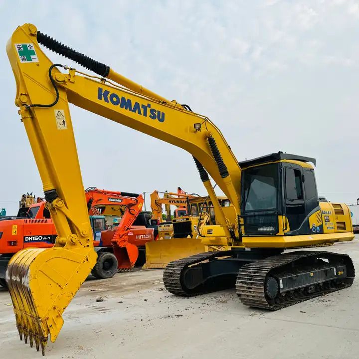 2019 Komatsu PC200-6 crawler excavator, side profile view 2019 Komatsu PC200-6 crawler excavator, side profile view