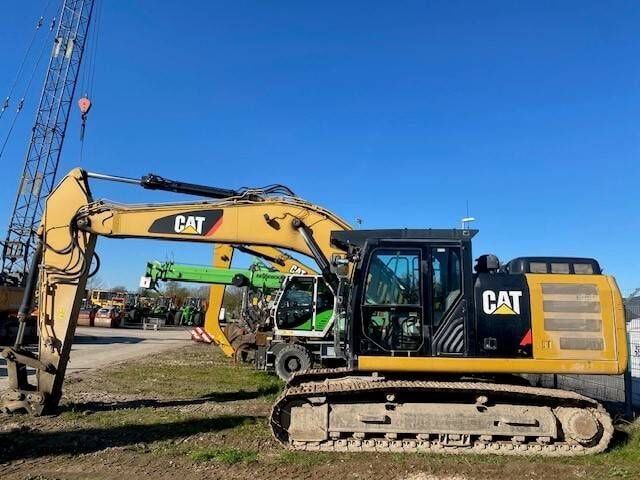 2015 Caterpillar 324ELN crawler excavator, side view 2015 Caterpillar 324ELN crawler excavator, side view