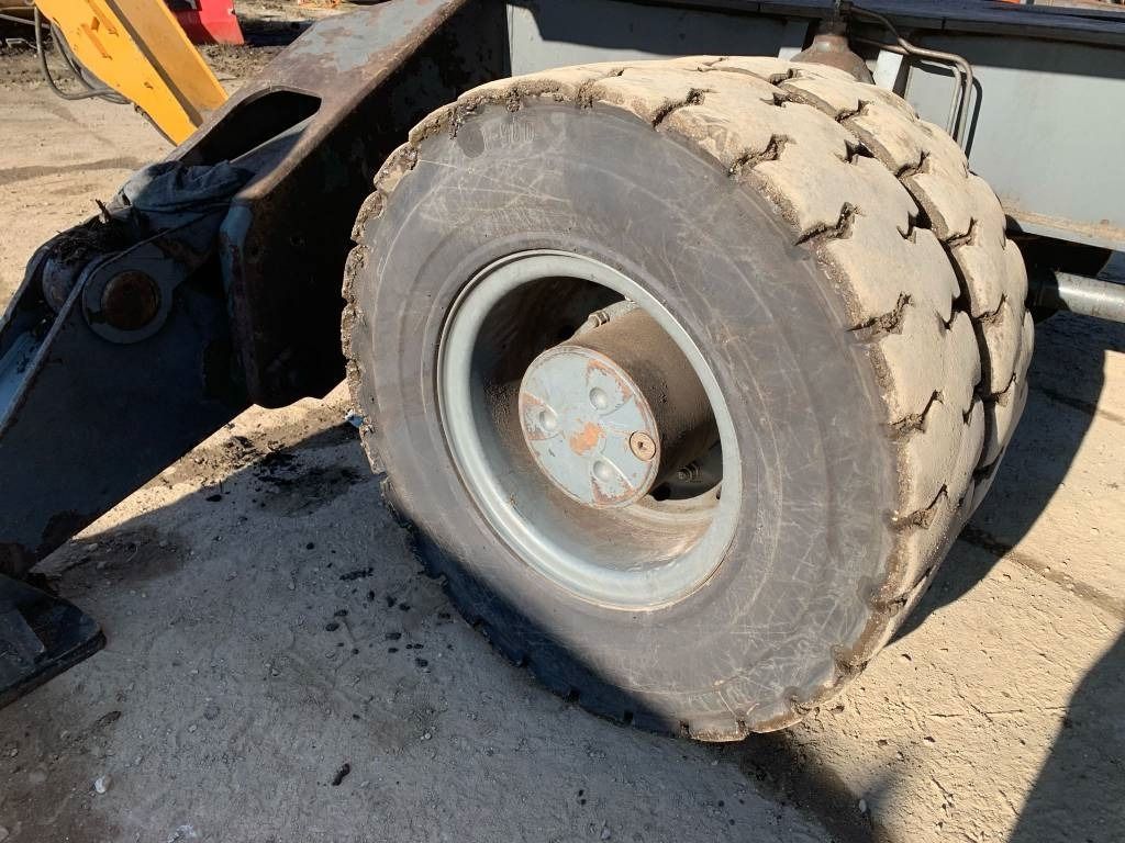 2012 Liebherr A924C LITRONIC material handler dual tire detail 2012 Liebherr A924C LITRONIC material handler dual tire detail