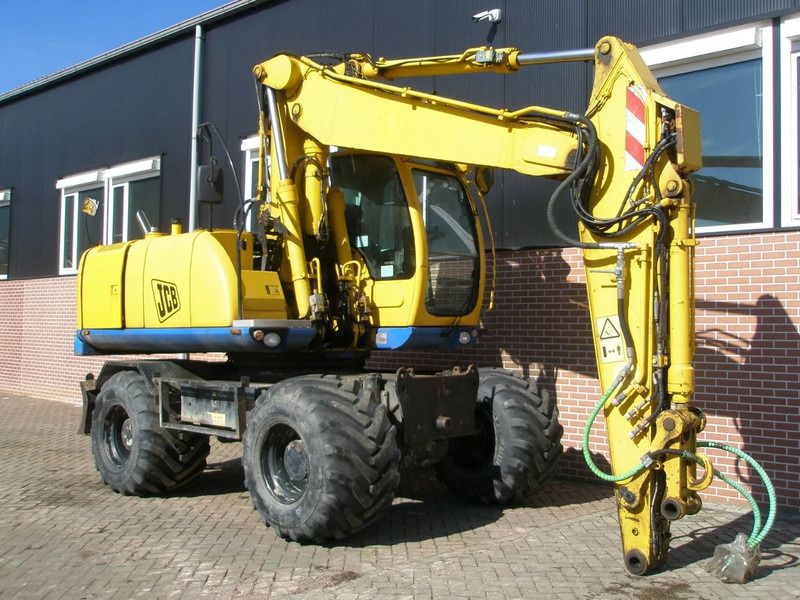 2008 JCB JS175W wheel excavator, side view 2008 JCB JS175W wheel excavator, side view