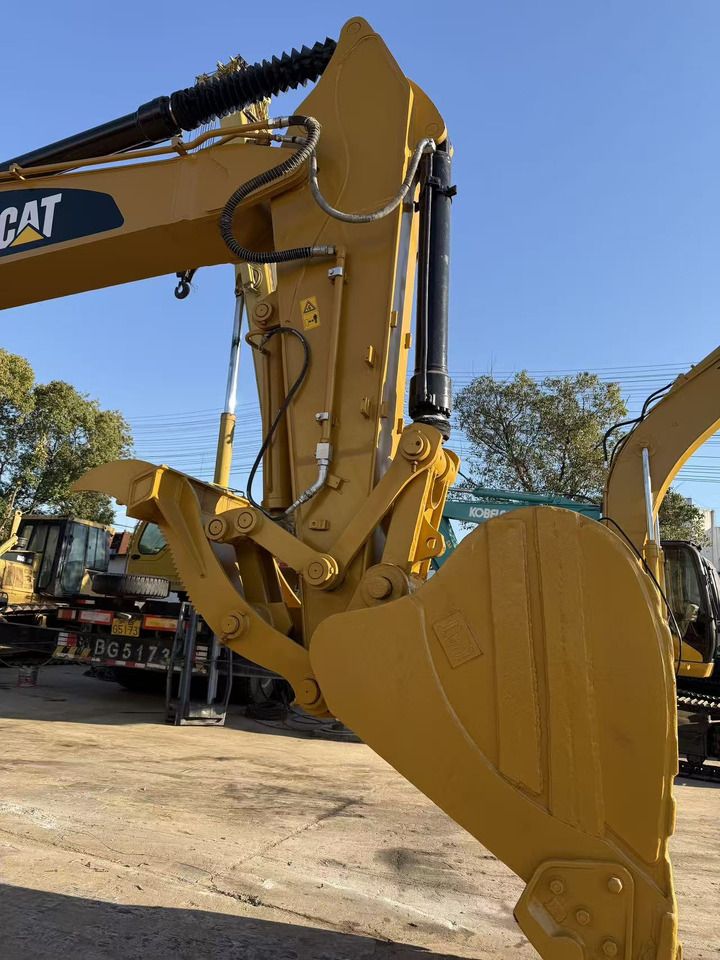 2020 Caterpillar 330D2 crawler excavator boom and bucket detail
