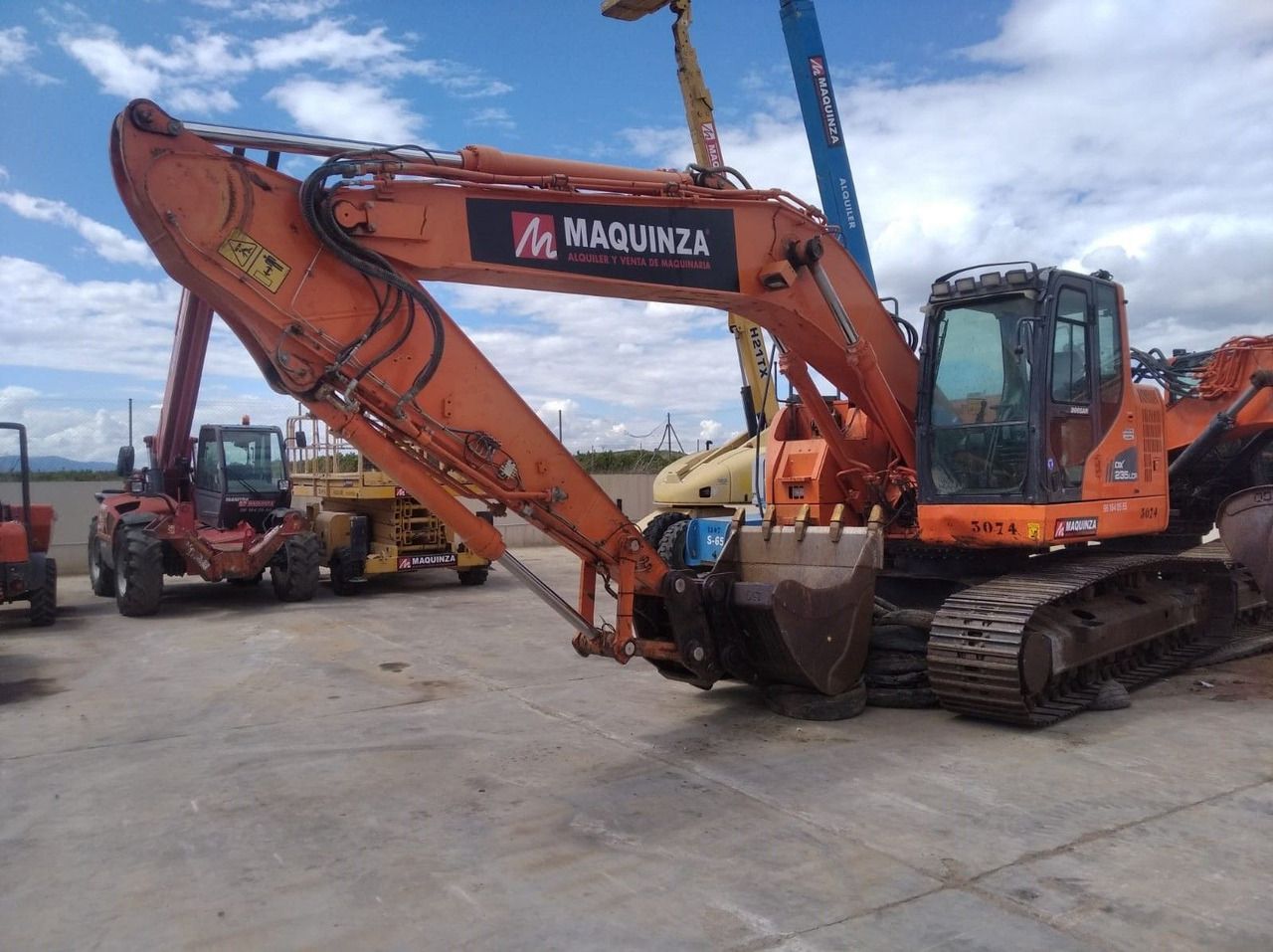 2014 Doosan DX235LCR crawler excavator, side profile view 2014 Doosan DX235LCR crawler excavator, side profile view