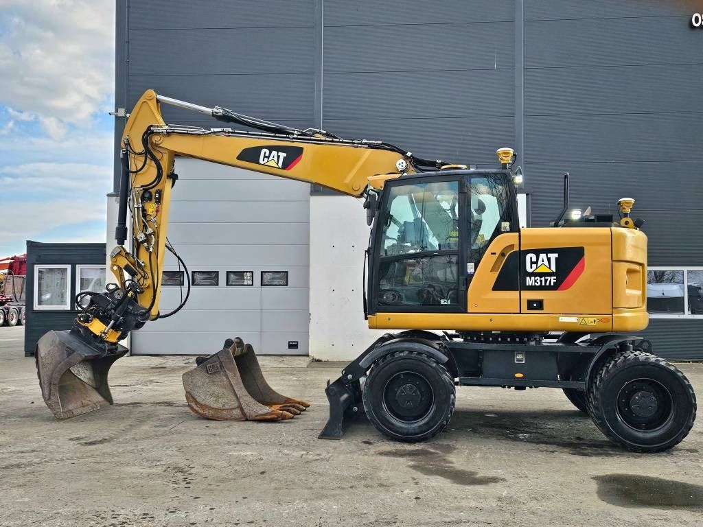 2017 Caterpillar M317F wheel excavator side view 2017 Caterpillar M317F wheel excavator side view