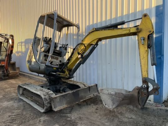 2010 Wacker Neuson 2404RD VDS mini excavator side view 2010 Wacker Neuson 2404RD VDS mini excavator side view