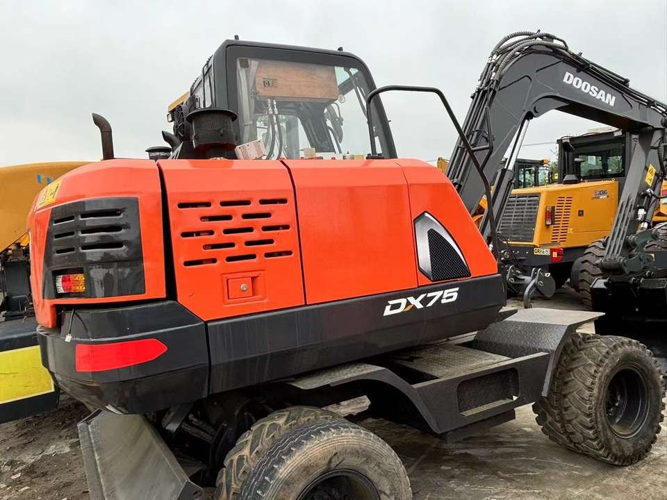 2021 Doosan DX75 wheel excavator, side profile view 2021 Doosan DX75 wheel excavator, side profile view