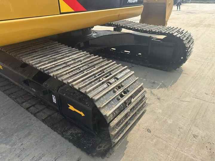 Detaliu senile excavator pe senile 2022 Caterpillar 320D