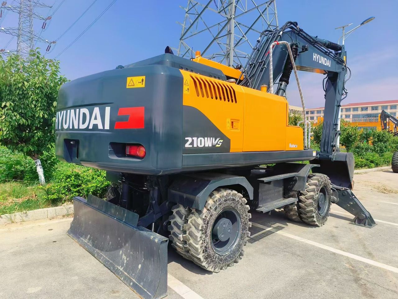 2022 Hyundai 210W-9S wheel excavator, rear three-quarter view 2022 Hyundai 210W-9S wheel excavator, rear three-quarter view