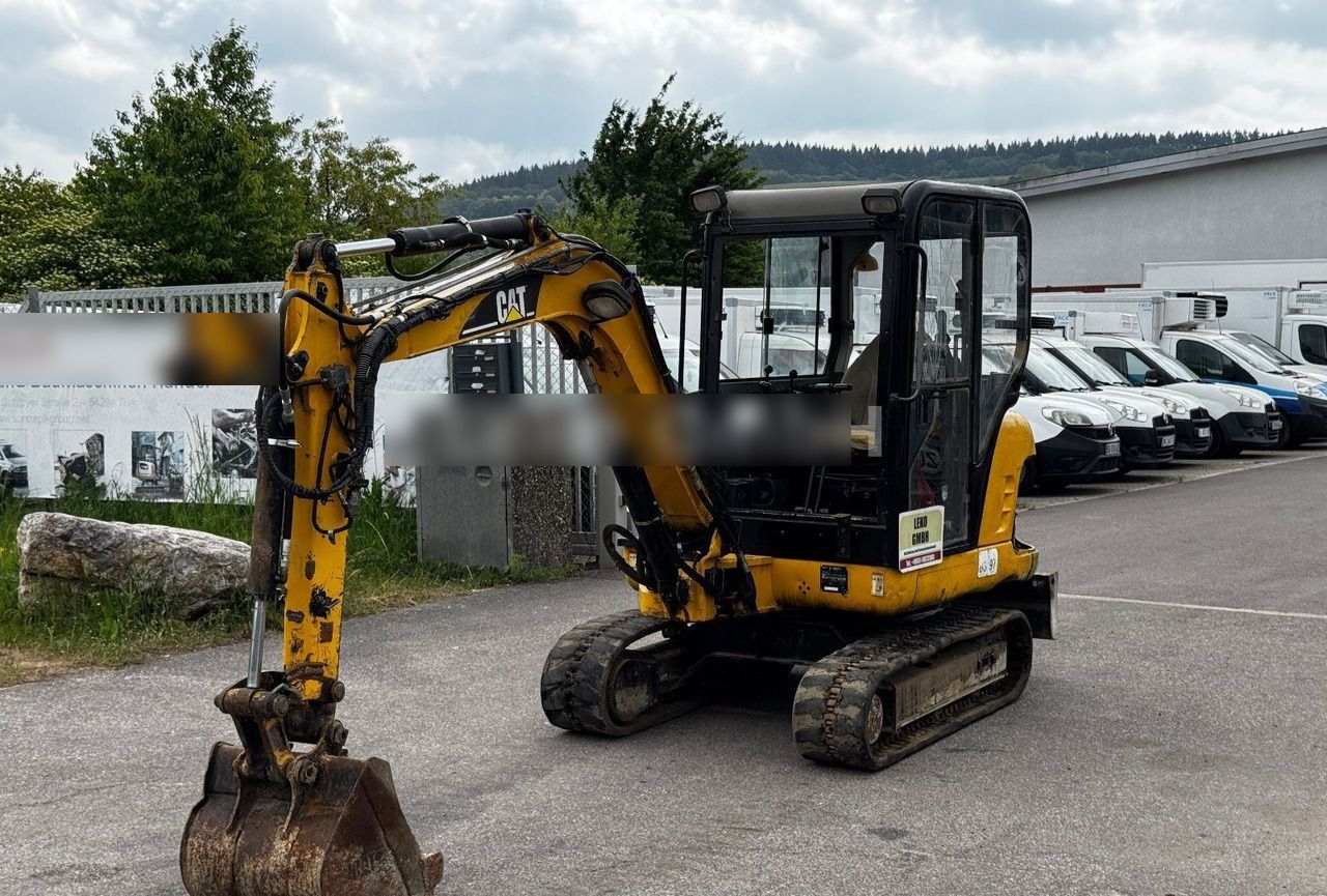 2001 Caterpillar 302.5 mini excavator, side view