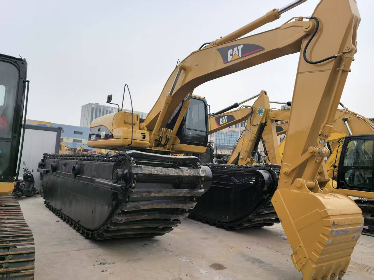 2021 Caterpillar 320C amphibious excavator, rear three-quarter view 2021 Caterpillar 320C amphibious excavator, rear three-quarter view