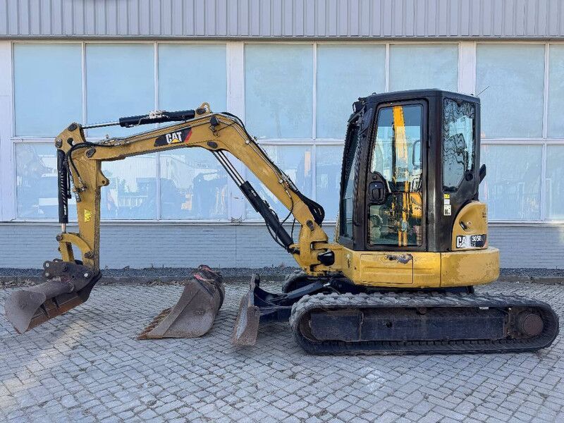 2016 Caterpillar 305E mini excavator side view 2016 Caterpillar 305E mini excavator side view