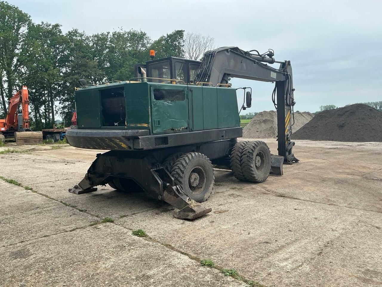 1998 Volvo EW200 wheel excavator, rear three-quarter view 1998 Volvo EW200 wheel excavator, rear three-quarter view