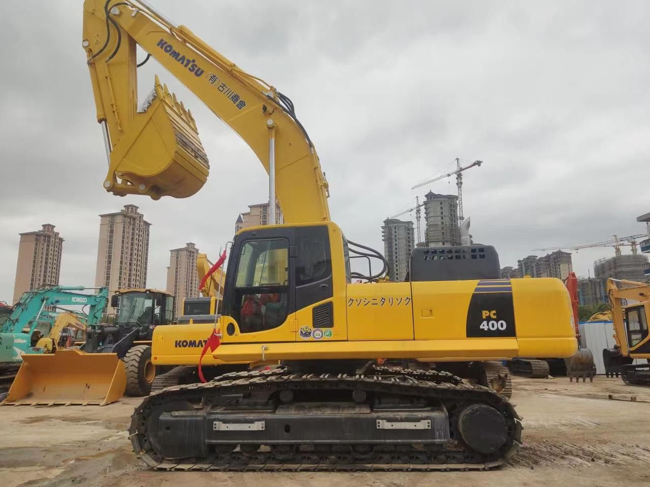 2020 Komatsu PC400-8 crawler excavator, side view 2020 Komatsu PC400-8 crawler excavator, side view