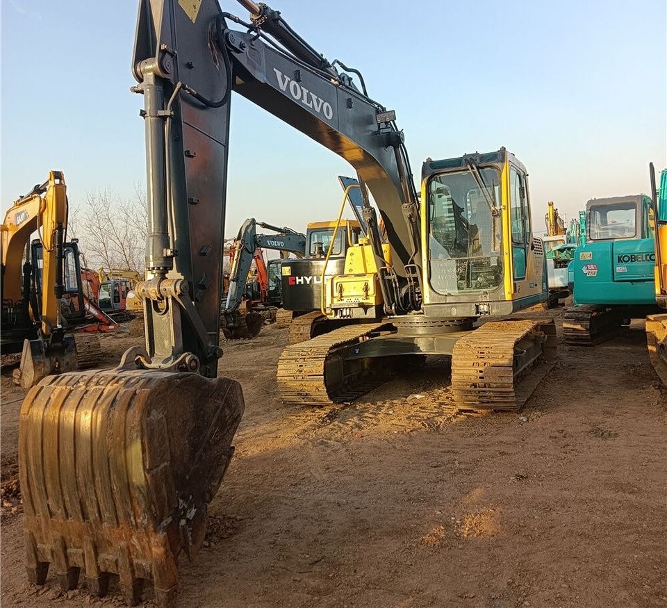 Volvo EC140B crawler excavator, front three-quarter view Volvo EC140B crawler excavator, front three-quarter view