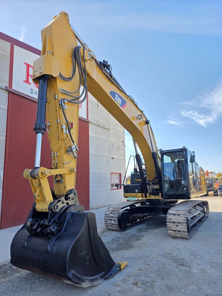 2015 Caterpillar 329ELN crawler excavator, front three-quarter view 2015 Caterpillar 329ELN crawler excavator, front three-quarter view