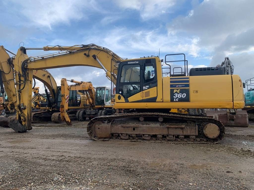 2015 Komatsu PC360LC-10 crawler excavator, side profile view 2015 Komatsu PC360LC-10 crawler excavator, side profile view