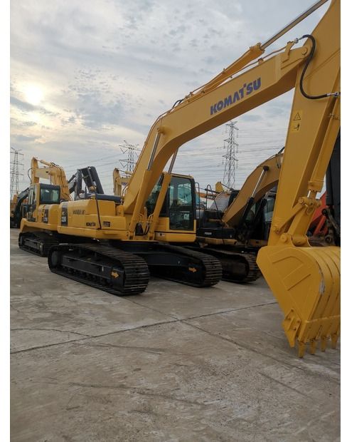 Escavatore cingolato Komatsu PC220-8 del 2020, vista laterale