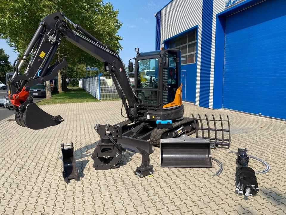 Berger Kraus BK4000KJS mini excavator with attachments Berger Kraus BK4000KJS mini excavator with attachments