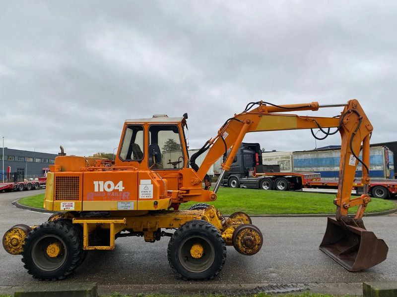 Atlas 1104 excavator, side view Atlas 1104 excavator, side view