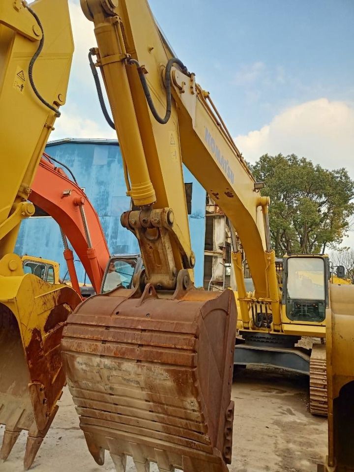 2022 Komatsu PC400-7 crawler excavator, close-up of boom and bucket