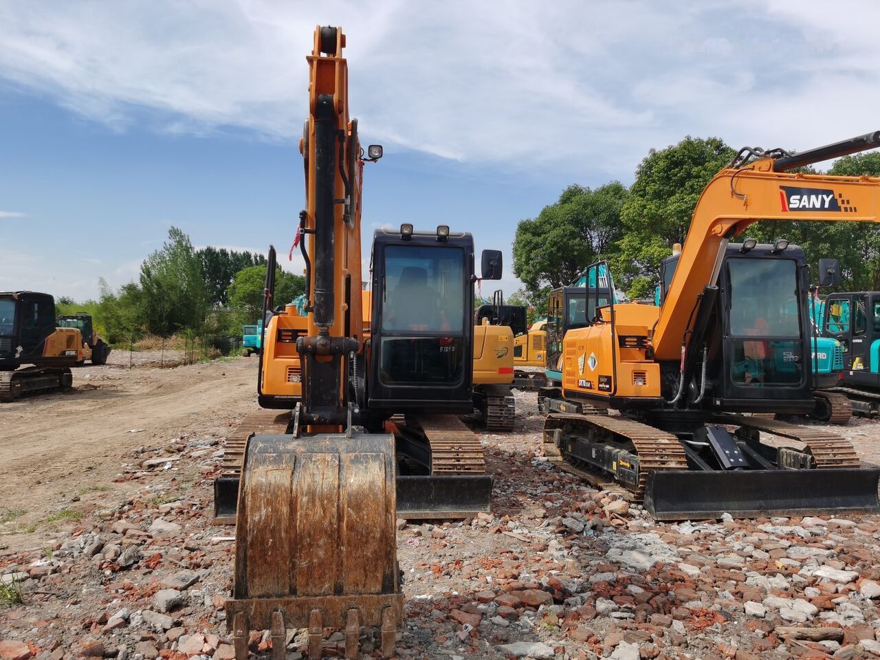 2023 Sany SY75 crawler excavator, front view 2023 Sany SY75 crawler excavator, front view