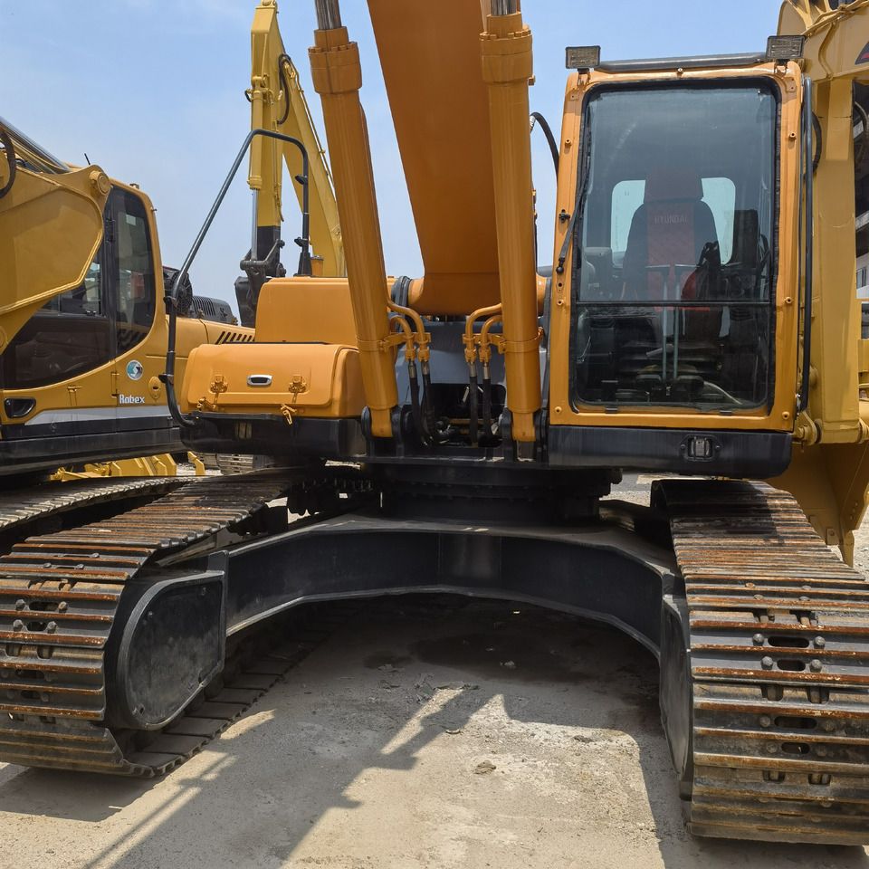 2017 Hyundai R305LC-9T crawler excavator front view 2017 Hyundai R305LC-9T crawler excavator front view