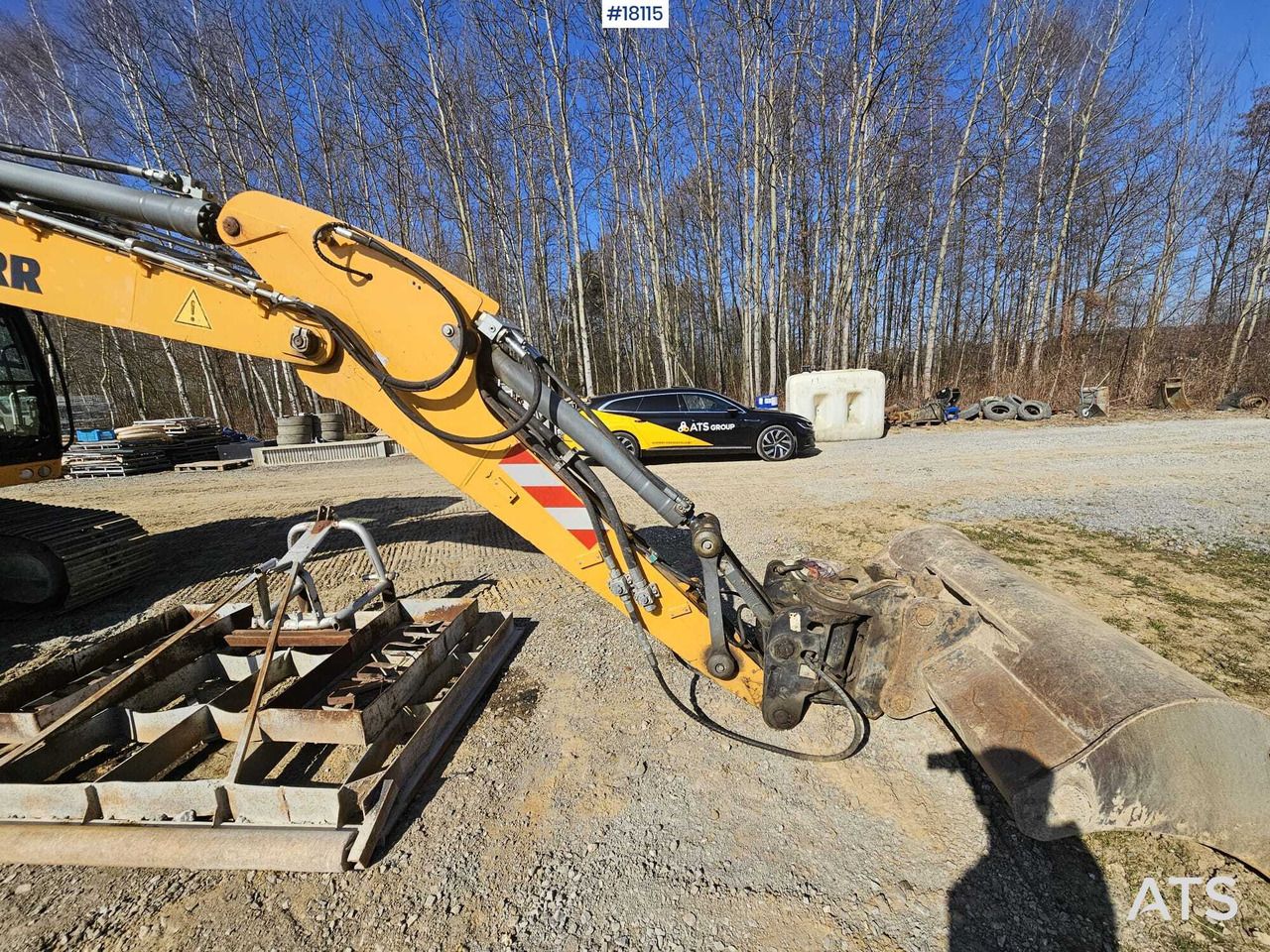 2016 Liebherr R914COMPACT crawler excavator boom and bucket view