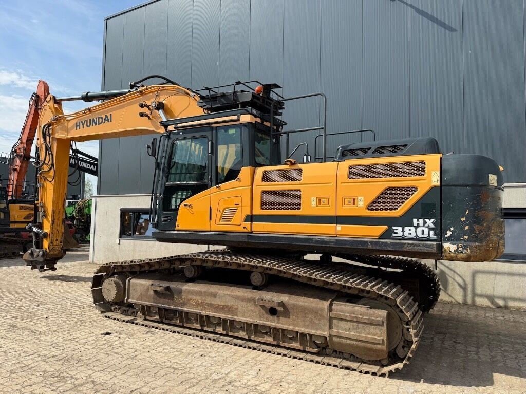 2017 Hyundai HX380L crawler excavator, side profile view 2017 Hyundai HX380L crawler excavator, side profile view