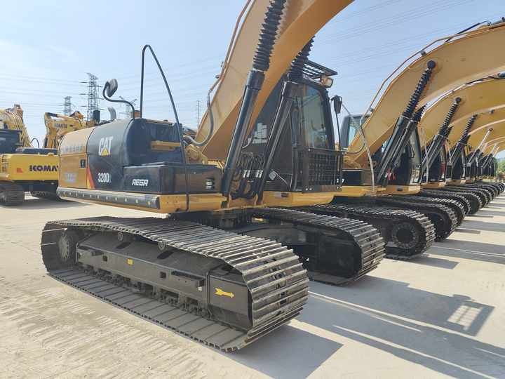 Pelle sur chenilles Caterpillar 320D de 2021, vue de côté