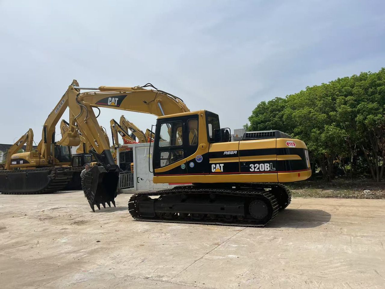 2019 Caterpillar 320BL crawler excavator, side profile view 2019 Caterpillar 320BL crawler excavator, side profile view