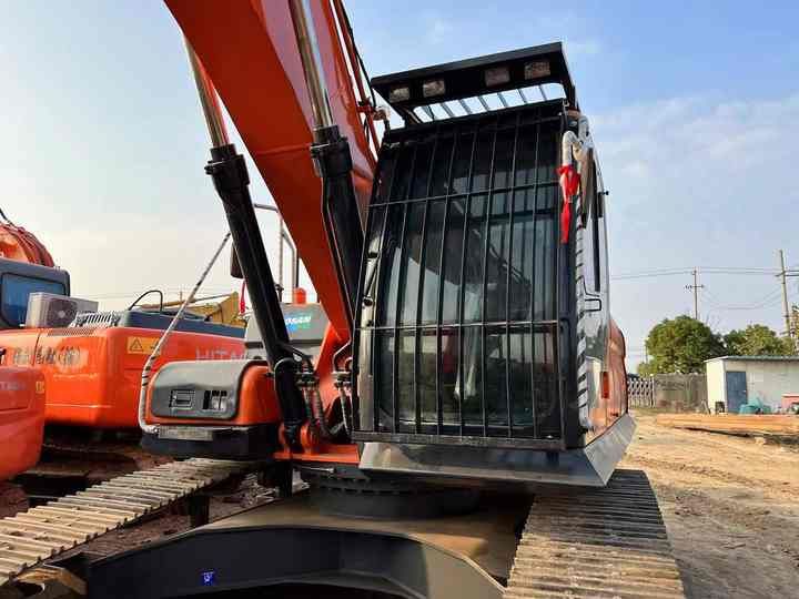 2020 Doosan DX300 crawler excavator cab and boom view 2020 Doosan DX300 crawler excavator cab and boom view