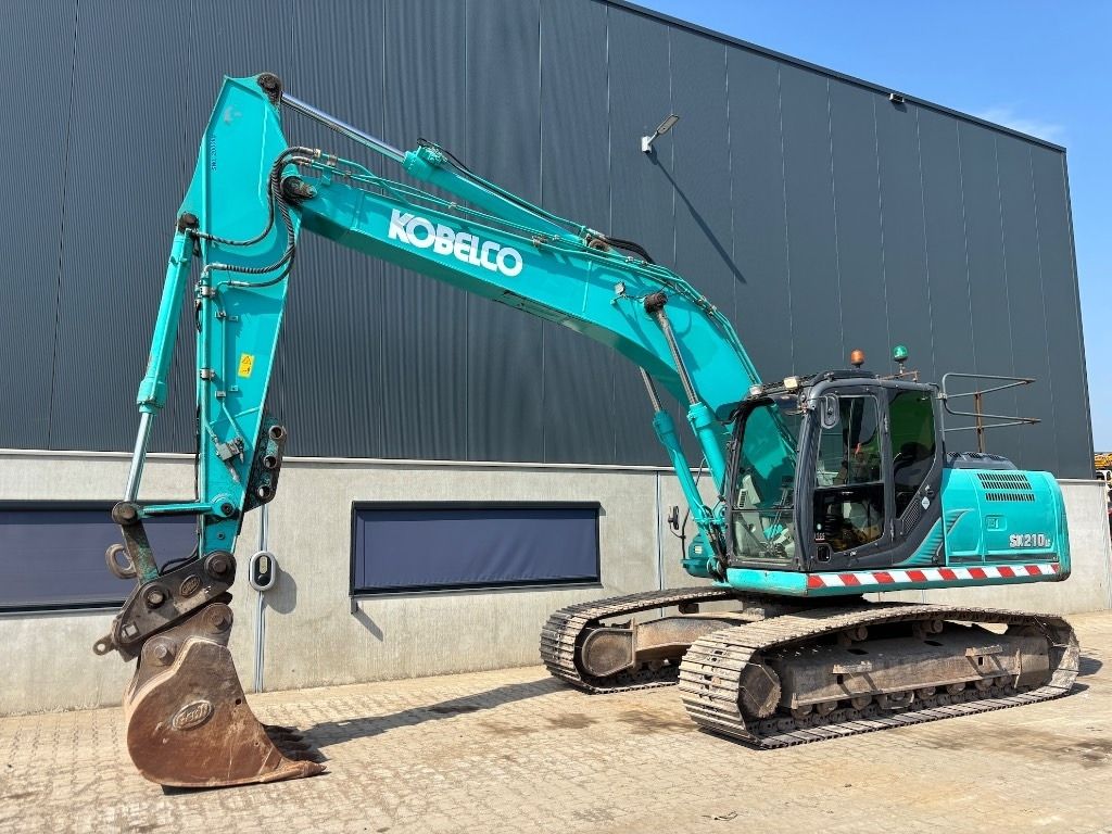2014 Kobelco SK210LC-9 crawler excavator side view 2014 Kobelco SK210LC-9 crawler excavator side view