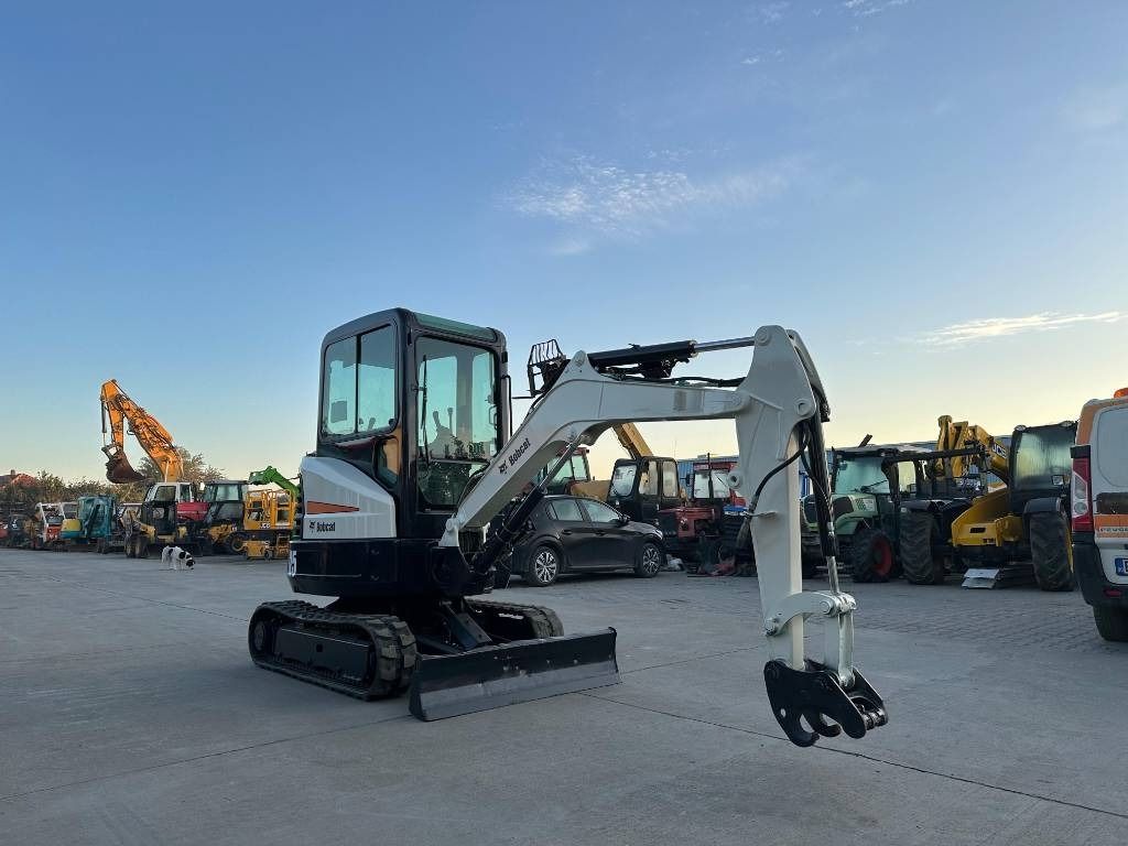 2013 Bobcat E25EM mini excavator, side view 2013 Bobcat E25EM mini excavator, side view