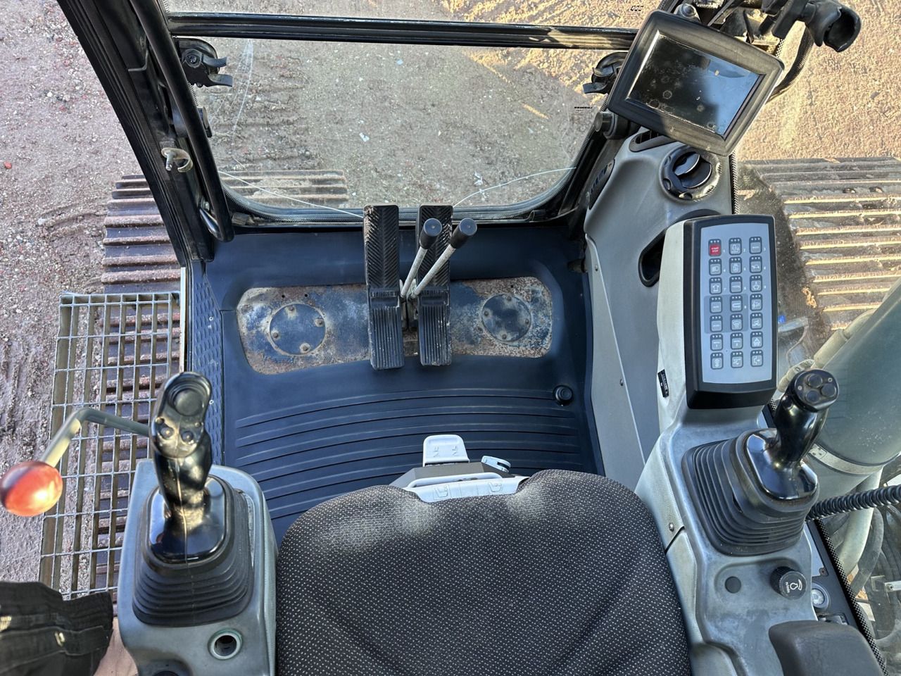 2013 Liebherr R924LC crawler excavator interior cab view 2013 Liebherr R924LC crawler excavator interior cab view