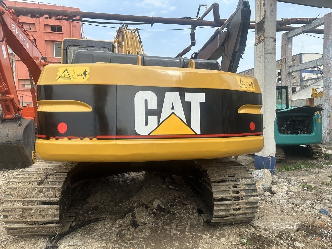 Caterpillar 320B crawler excavator, rear view Caterpillar 320B crawler excavator, rear view
