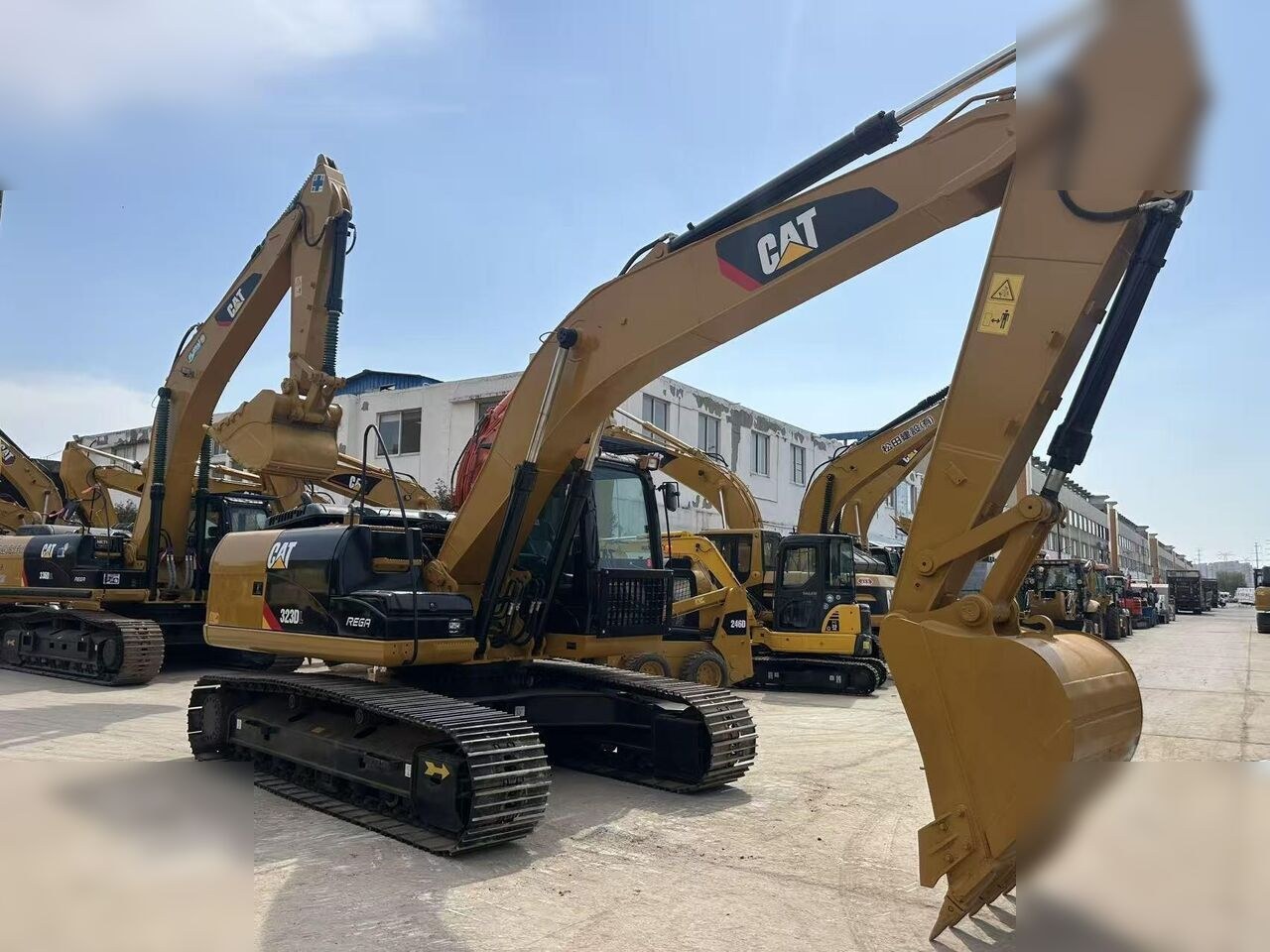 2009 Caterpillar 323DL crawler excavator, side view
