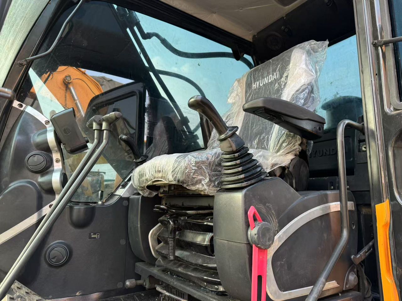 2022 Hyundai R220LC-9S crawler excavator interior view 2022 Hyundai R220LC-9S crawler excavator interior view