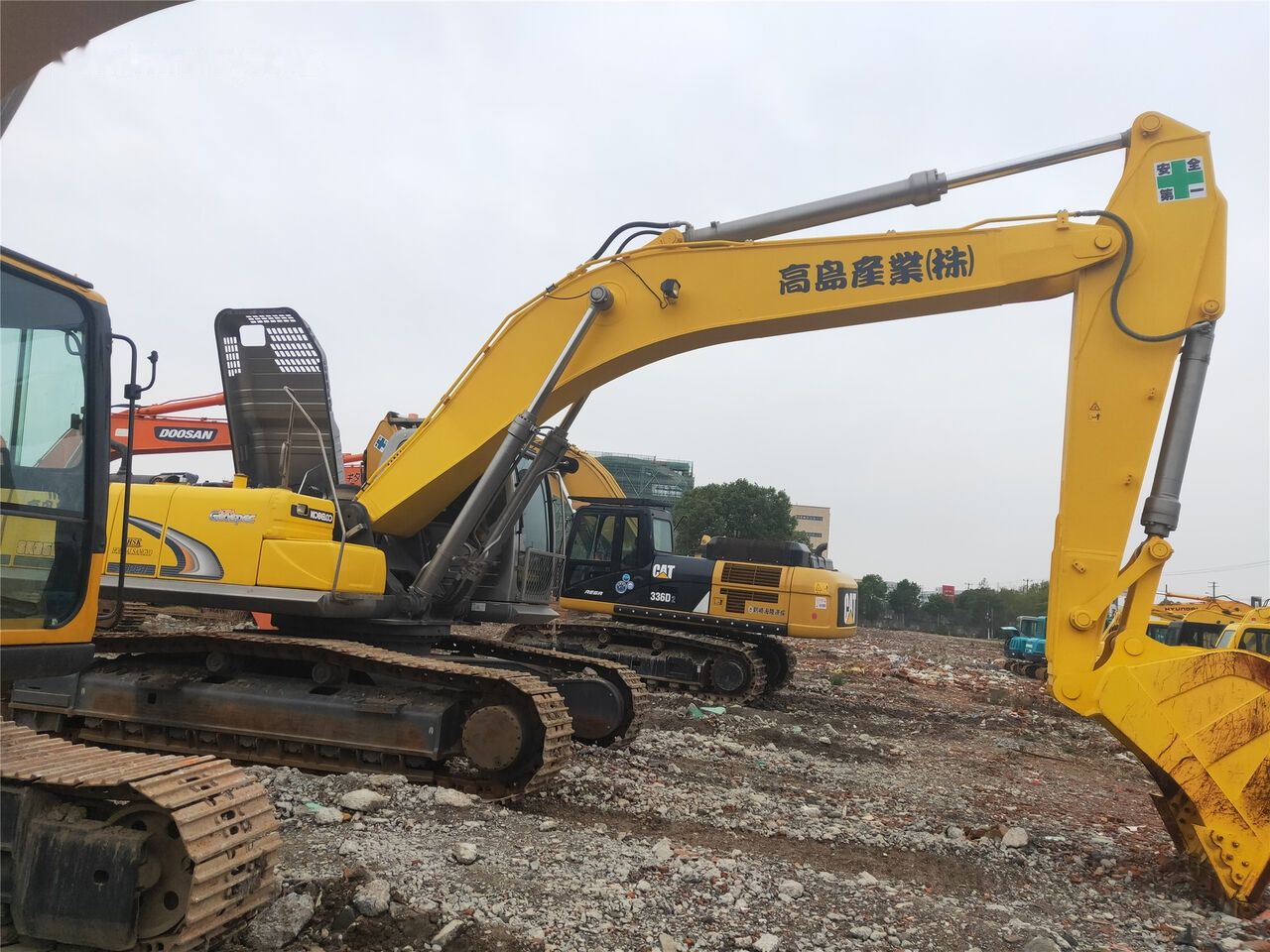 Kobelco SK350D crawler excavator, side view Kobelco SK350D crawler excavator, side view