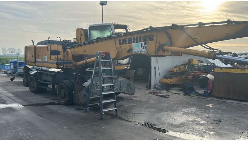 Liebherr A904 C HD wheel excavator, side view Liebherr A904 C HD wheel excavator, side view