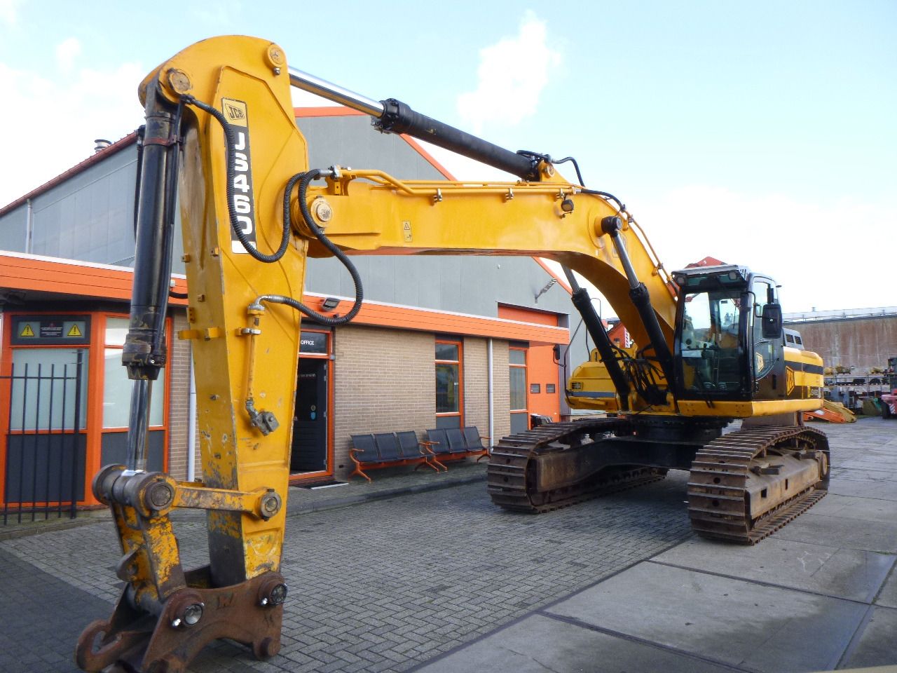 2010 JCB JS460LC crawler excavator, front three-quarter view 2010 JCB JS460LC crawler excavator, front three-quarter view