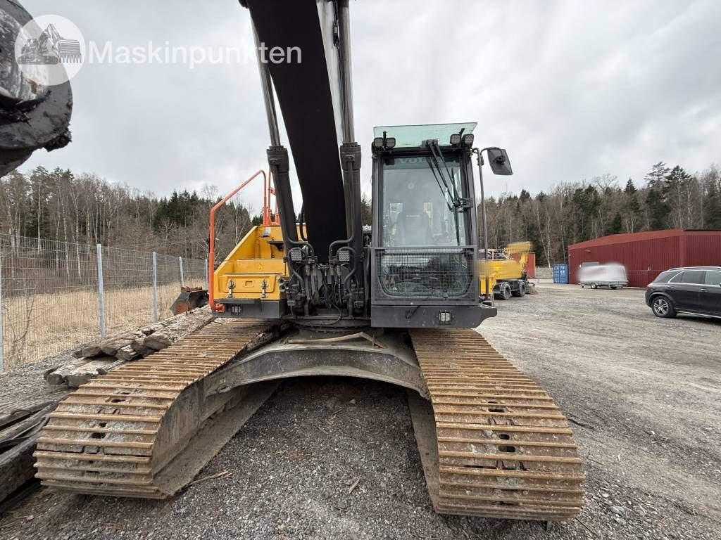2016 Volvo EC250EL crawler excavator, front view 2016 Volvo EC250EL crawler excavator, front view