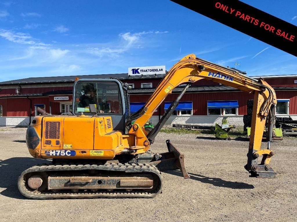2005 Hanix 75C crawler excavator side view 2005 Hanix 75C crawler excavator side view