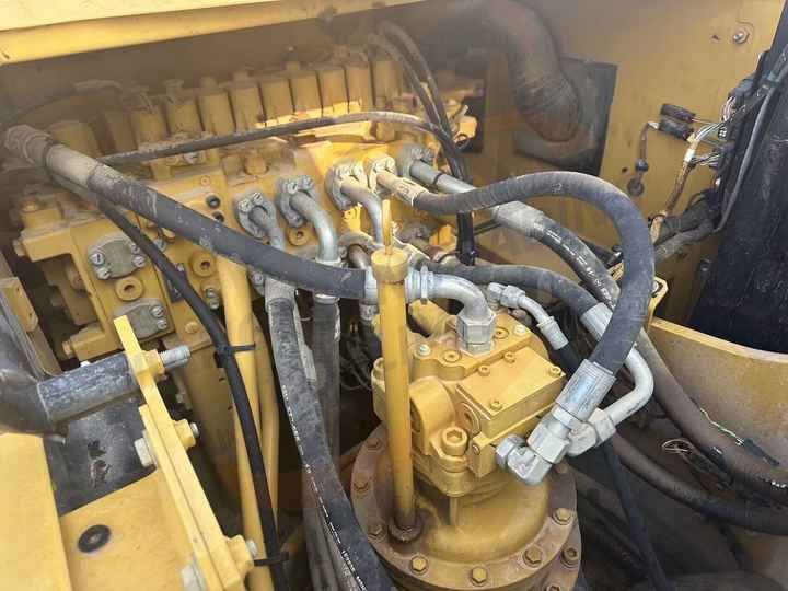 2018 Caterpillar 320CL rupsgraafmachine hydrauliekpomp compartiment aanzicht 2018 Caterpillar 320CL rupsgraafmachine hydrauliekpomp compartiment aanzicht