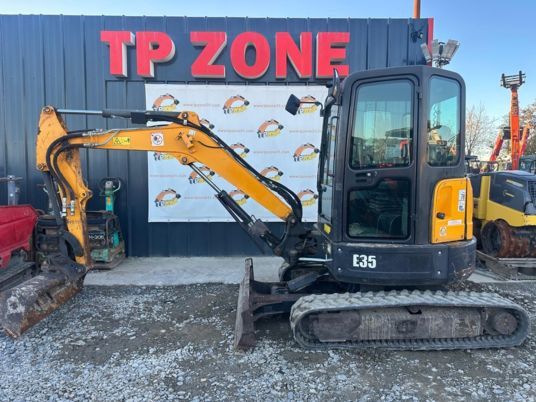 2016 Bobcat E35 mini excavator, side view 2016 Bobcat E35 mini excavator, side view