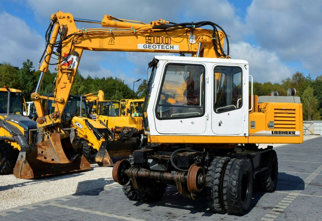2002 Liebherr A900 ZW Litronic wheel excavator, front three-quarter view 2002 Liebherr A900 ZW Litronic wheel excavator, front three-quarter view